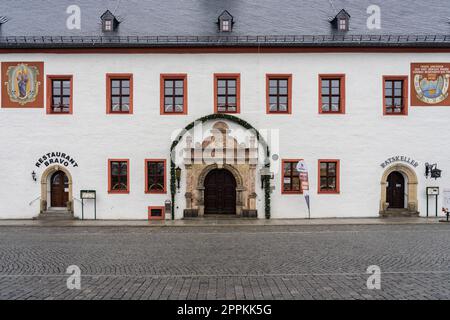 MARIENBERG, ALLEMAGNE - 04 DÉCEMBRE 2022 : rues de la vieille ville. Hôtel de ville de Marienberg. Banque D'Images