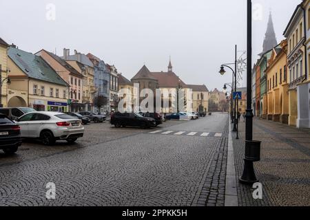 CHOMUTOV, RÉPUBLIQUE TCHÈQUE - 04 DÉCEMBRE 2022 : rues de la vieille ville avant Noël. Banque D'Images