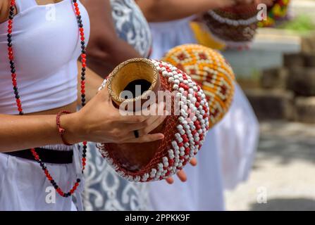 Type de hochet appelé xereque d'origine africaine dans le carnaval brésilien Banque D'Images