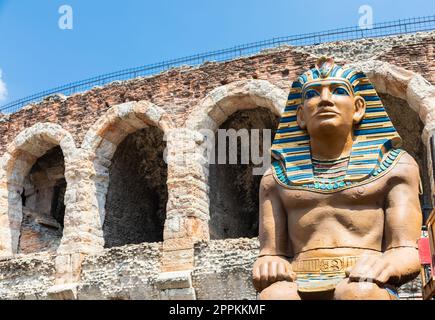 Vérone, Italie - préparer la scène pour la performance de théâtre dans la célèbre Arena di Verona Banque D'Images