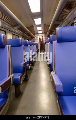 Intérieur vide d'une voiture de train de voyageurs en mouvement Banque D'Images