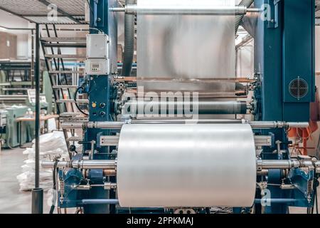 rouleau en plastique sur une machine pour la production de sacs en plastique Banque D'Images