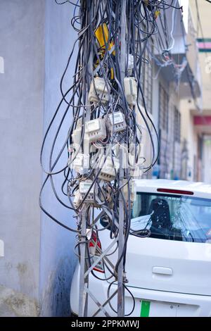 Compteurs électriques sur poteau dans la rue Banque D'Images