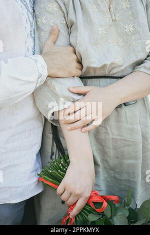 Gros plan les gens amoureux tiennent la photo conceptuelle de l'autre Banque D'Images