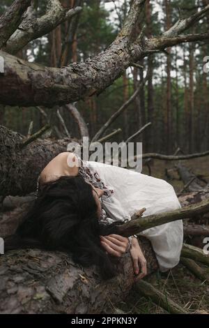 Femme couché sur des journaux de photographie pittoresque Banque D'Images