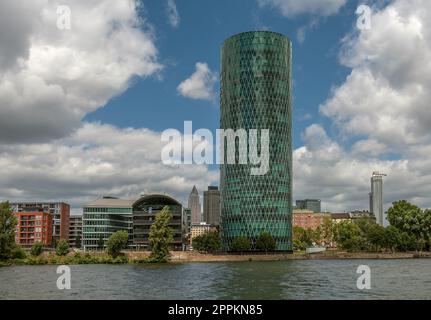 La tour Westhafen, bâtiment de grande hauteur dans l'ancien Westhafen de Francfort Banque D'Images