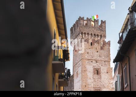 Majestueux château de Sirmione sur le lac de Garde Banque D'Images