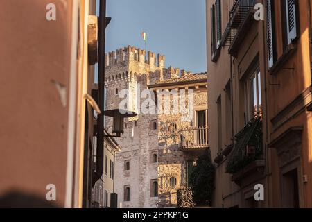 Majestueux château de Sirmione sur le lac de Garde Banque D'Images