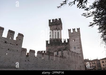 Majestueux château de Sirmione sur le lac de Garde Banque D'Images