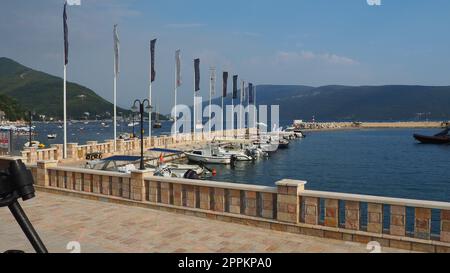 Meljine, Herceg Novi, Monténégro, août 13 2022 Bateaux, yachts et navires sont au mouillage. Navires amarrés dans le parking. Mer Adriatique Méditerranée. Voyage d'affaires. Voyages en mer et sports. Heure d'été Banque D'Images