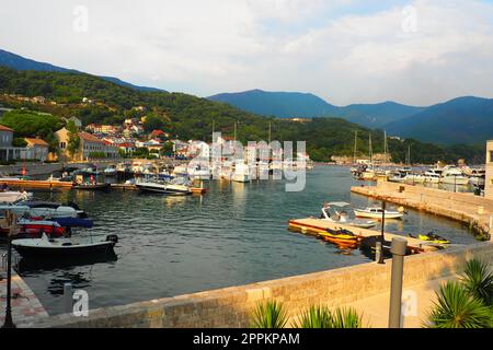 Meljine, Herceg Novi, Monténégro, août 13 2022 Bateaux, yachts et navires sont au mouillage. Navires amarrés dans le parking. Mer Adriatique Méditerranée. Voyage d'affaires. Voyages en mer et sports. Heure d'été Banque D'Images