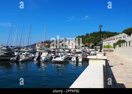 Meljine, Herceg Novi, Monténégro, août 13 2022 Bateaux, yachts et navires sont au mouillage. Navires amarrés dans le parking. Mer Adriatique Méditerranée. Voyage d'affaires. Voyages en mer et sports. Heure d'été Banque D'Images