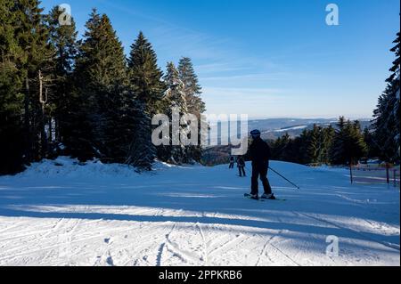 Piste de ski sur la Wasserkuppe avec des skieurs Banque D'Images