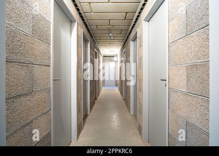 espace sous-sol dans un nouveau bâtiment d'appartement. couloir avec portes Banque D'Images