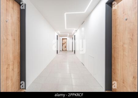 couloir avec entrée à l'appartement dans le bâtiment Banque D'Images