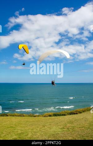 Parapente survolant la mer dans la ville de Torres Banque D'Images