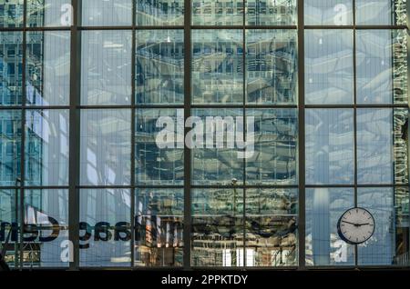 LA HAYE, PAYS-BAS - 26 AOÛT 2013:.détail de façade de la gare centrale moderne de la Haye (Den Haag Centraal), pays-Bas Banque D'Images