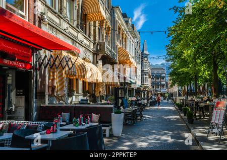 LA HAYE, PAYS-BAS - 26 AOÛT 2013 : scène urbaine, vue sur les rues de la vieille ville de la Haye, pays-Bas Banque D'Images