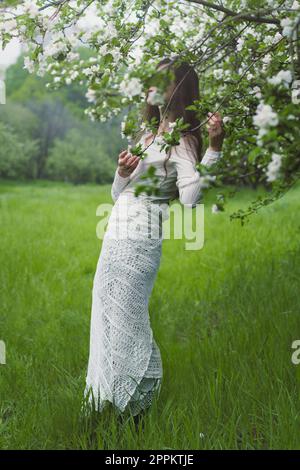 Femme posant dans le jardin fleuri photographie pittoresque Banque D'Images