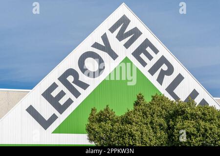 MARBELLA, ESPAGNE - 11 OCTOBRE 2021 : logo d'un magasin Leroy Merlin à Marbella, Espagne. Leroy Merlin est un détaillant français de travaux de rénovation et de jardinage, fondé en 1923 Banque D'Images