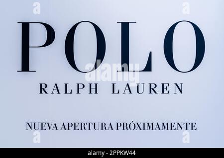 MARBELLA, ESPAGNE - 11 OCTOBRE 2021 : logo Polo Ralph Lauren, annonçant son ouverture prochaine au centre commercial la CaÃ±ada à Marbella, en Espagne. Polo Ralph Lauren est une entreprise de mode américaine fondée en 1967 par le créateur de mode américain Ralph Lauren Banque D'Images