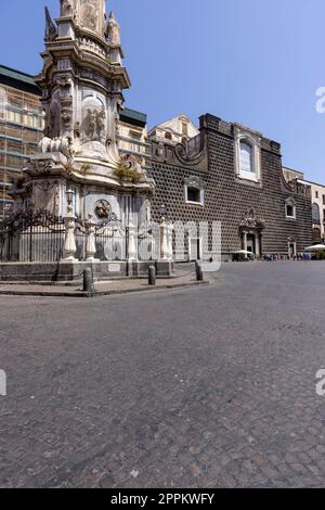 Flèche de la Vierge Immaculée , sculpture du 18e siècle sur la place Gesu Nuovo, Naples, Italie Banque D'Images