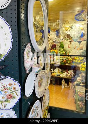 Assiettes peintes et boutique de souvenirs dans la ville de Venise Banque D'Images