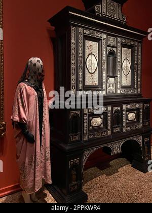 Cabinet avec incrustation et mannequin au Musée Fortuny Banque D'Images