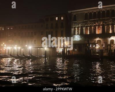 Canal et front de mer avec gondoles dans la nuit d'hiver Banque D'Images