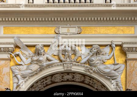 Relief sur le mur dans la Galleria Umberto I du 19e siècle, Naples, Italie Banque D'Images