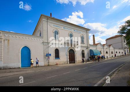 Sulmona, l`Aquila, Italie - 23 août 2022 : confettis Mario Pelino a été fondée en 1783 par Bernardino Pelino et est une des plus anciennes confiseries en Italie. Banque D'Images