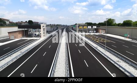 Vider la nouvelle vue de l'autoroute. Pas de circulation Banque D'Images