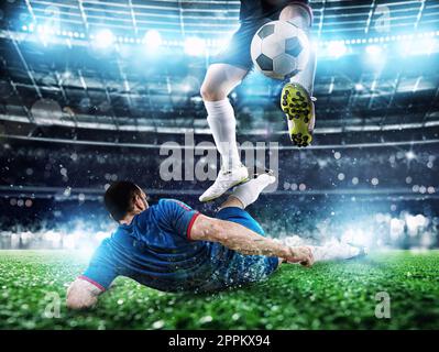 Joueurs de football avec soccerball dans le stade pendant le match Banque D'Images