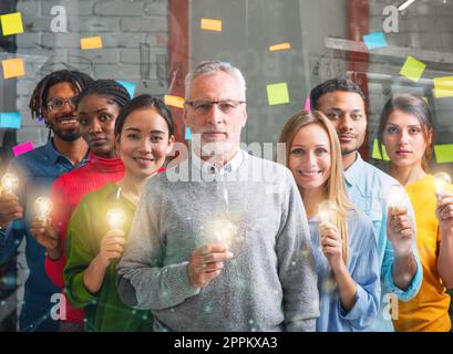 Le travail d'équipe et de remue-méninges avec les hommes d'affaires que concept partager une idée avec une lampe. Concept de startup Banque D'Images
