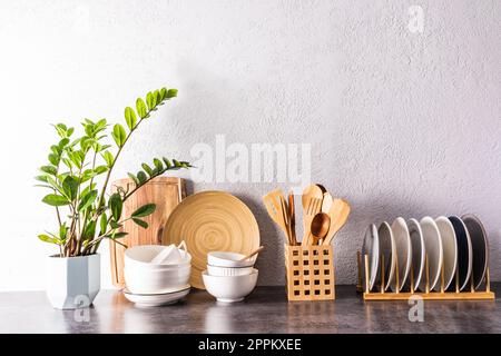 un ensemble de divers ustensiles et outils de cuisine, des plats en céramique aux couleurs claires sur un comptoir de cuisine moderne. vue avant. un espace de copie Banque D'Images