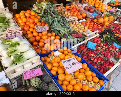 légumes frais et fruits avec des prix sur la rue Banque D'Images