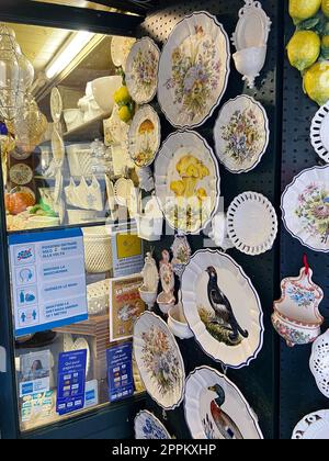 Assiettes décoratives peintes dans la boutique de cadeaux à Venise Banque D'Images