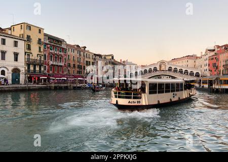 Vaporetto près du pont du Rialto à Venise au crépuscule Banque D'Images