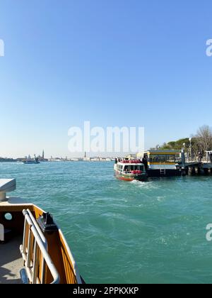 Vue sur l'arrêt de bateau-bus dans la lagune vénitienne Banque D'Images