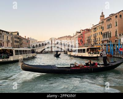 Gondole et pont du Rialto à Venise au crépuscule Banque D'Images