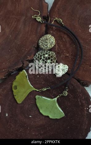 Gros plan boucles d'oreilles artisanales avec feuilles et lacets en cuir concept photo Banque D'Images