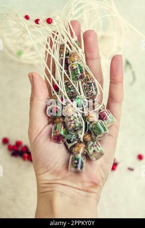 Gros plan femme tenant des bouteilles avec des herbes aromatiques concept photo Banque D'Images