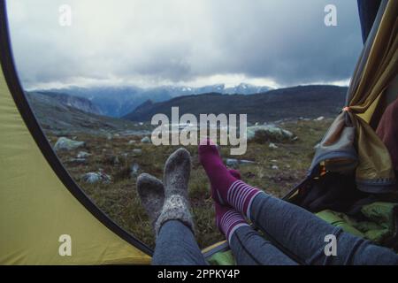 Gros plan sur les jambes des femmes en tente sur la photo du concept de Highland Banque D'Images