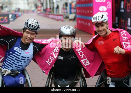 (De gauche à droite) : 3rd Tomoki Suzuki (Japon), 1st Marcel Hug (Suisse), Jetze plat (pays-Bas) dans le Marathon de Londres du TCS en fauteuil roulant T54 de 2023 hommes Banque D'Images