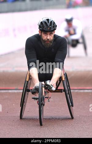 Aaron Pike (États-Unis) dans le Marathon de Londres du TCS en fauteuil roulant pour 2023 hommes en T54 Banque D'Images