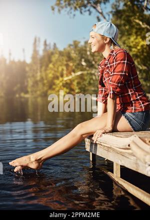 C'est exactement ce dont j'ai besoin. une jeune femme heureuse qui passe du temps au bord du lac. Banque D'Images