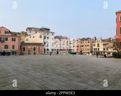 Place urbaine dans la ville de Venise en soirée d'hiver Banque D'Images