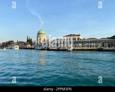 Arrêt de bateau-bus au front de mer du Lido de Venise Banque D'Images