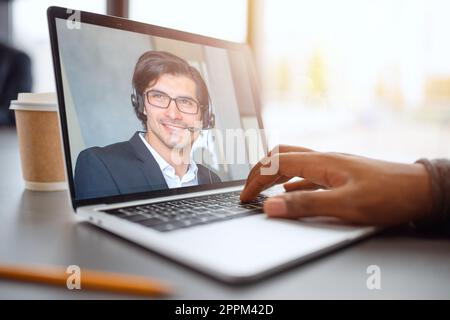 Homme d'affaires travaille à distance avec un videocall en raison de la quarantaine du coronavirus covid19. Concept de travail intelligent. Entreprise, bureau. Banque D'Images