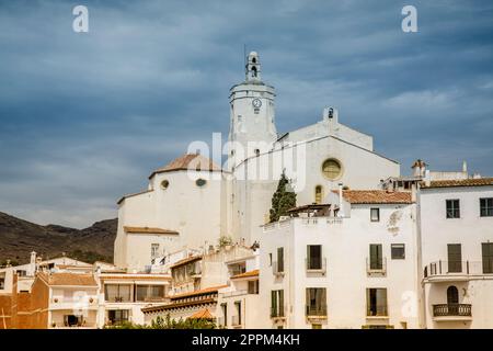 Vue sur le village de pêcheurs de Cadaques depuis la mer Banque D'Images